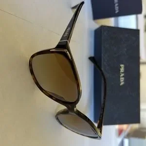 Prada SPR 010 5517  2AU-6E1 sunglasses, ex condition, w/original packaging m_641dae8c9464f3e3f318dc46.jpg main image 3